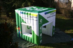 stand-cubo-cassa-di-risparmio-di-cento-lato-alto